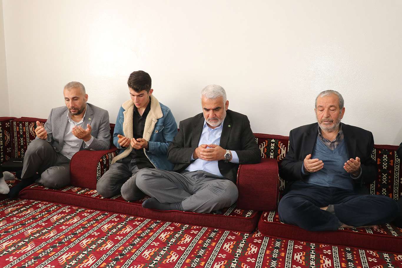 HÜDA PAR Genel Başkanı Yapıcıoğlu, Üstündağ ailesine taziyede bulundu HÜDA PAR Genel Başkanı Yapıcıoğlu, Üstündağ ailesine taziyede bulundu